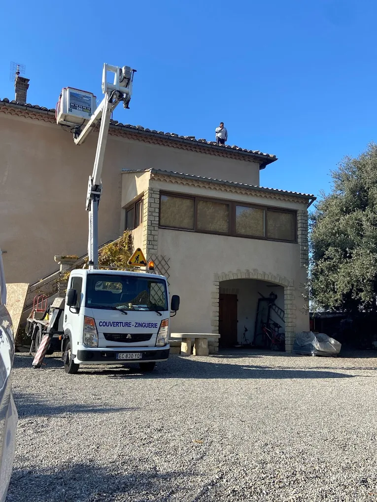 Tayron NAVERI, dirigeant Les Compagnons de la Toiture, sur un chantier de couverture dans le Vaucluse