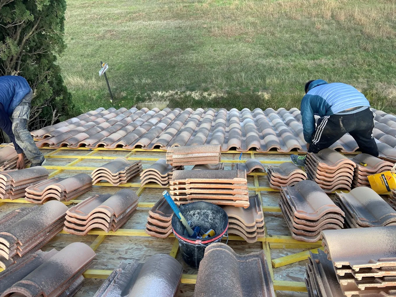 Remplacement tuile canal, chantier équipe